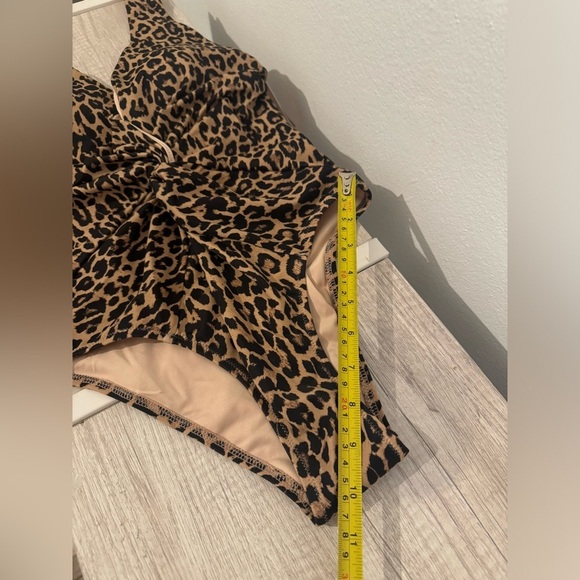 Victorias Secret Leopard One Piece Swimsuit V Neck Sexy Beach Size Medium NWT - Picture 9 of 9